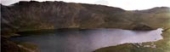 Озеро Аку. Вид с купола вулкана Аку. Справа на берегу гряда пемзовых шлаков. Фото Ф.И.Еникеев
