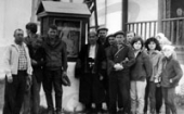 Окладников А.П. (в 1-м ряду 3-й слева) с сотрудниками экспедиции и студентами Читинского пединститута в Агинском дацане. 1965 г.