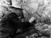 А.П.Окладников изучает петроглифы в Каменном Ущелье на Титовской Сопке