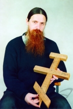 Протоиерей Е.Елисеев с Подпрестольным крестом из Свято-Никольской церкви. Фото М.Н.Машечко